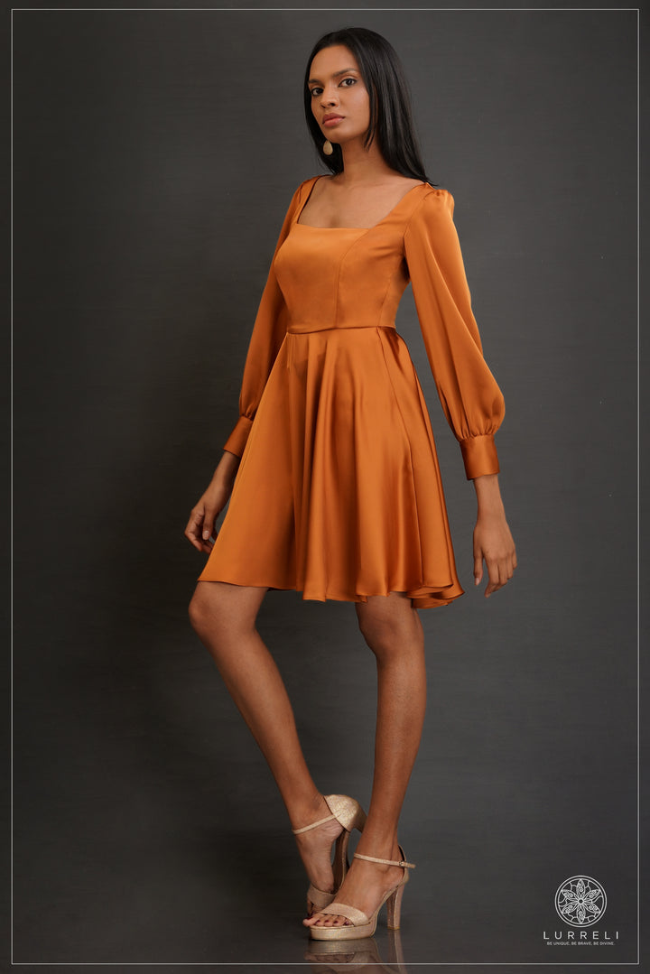 long-sleeve square-neck pleated mini dress – view 4 – Lurreli