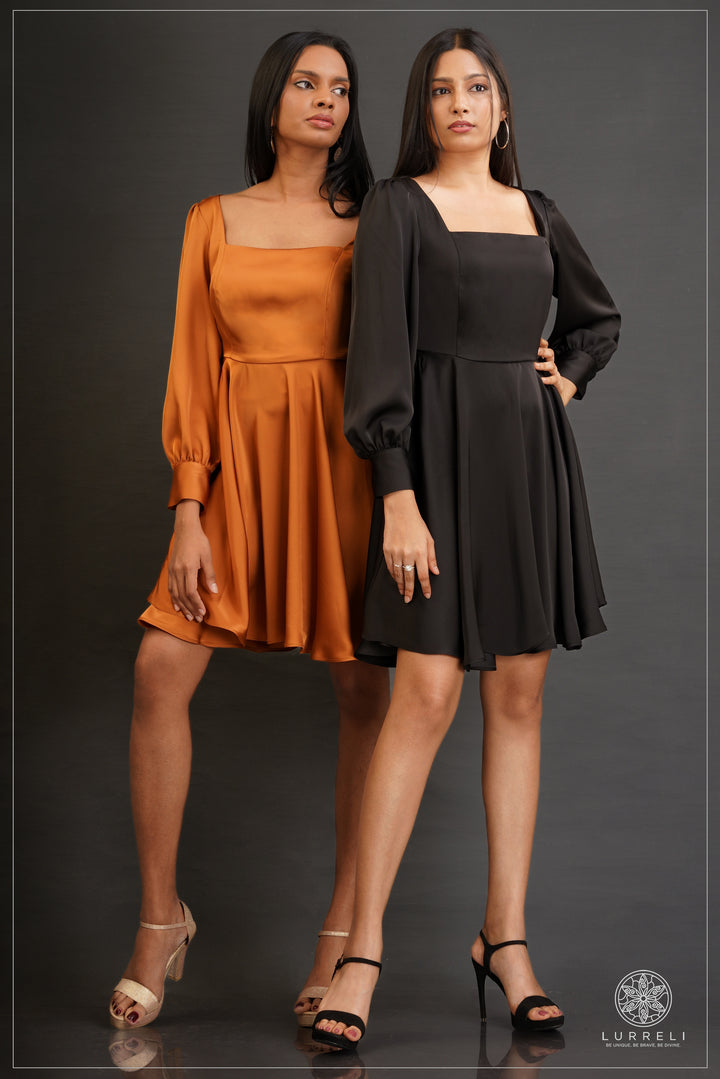 long-sleeve square-neck pleated mini dress – view 6 – Lurreli