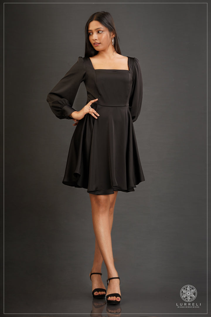 long-sleeve square-neck pleated mini dress – view 5 – Lurreli