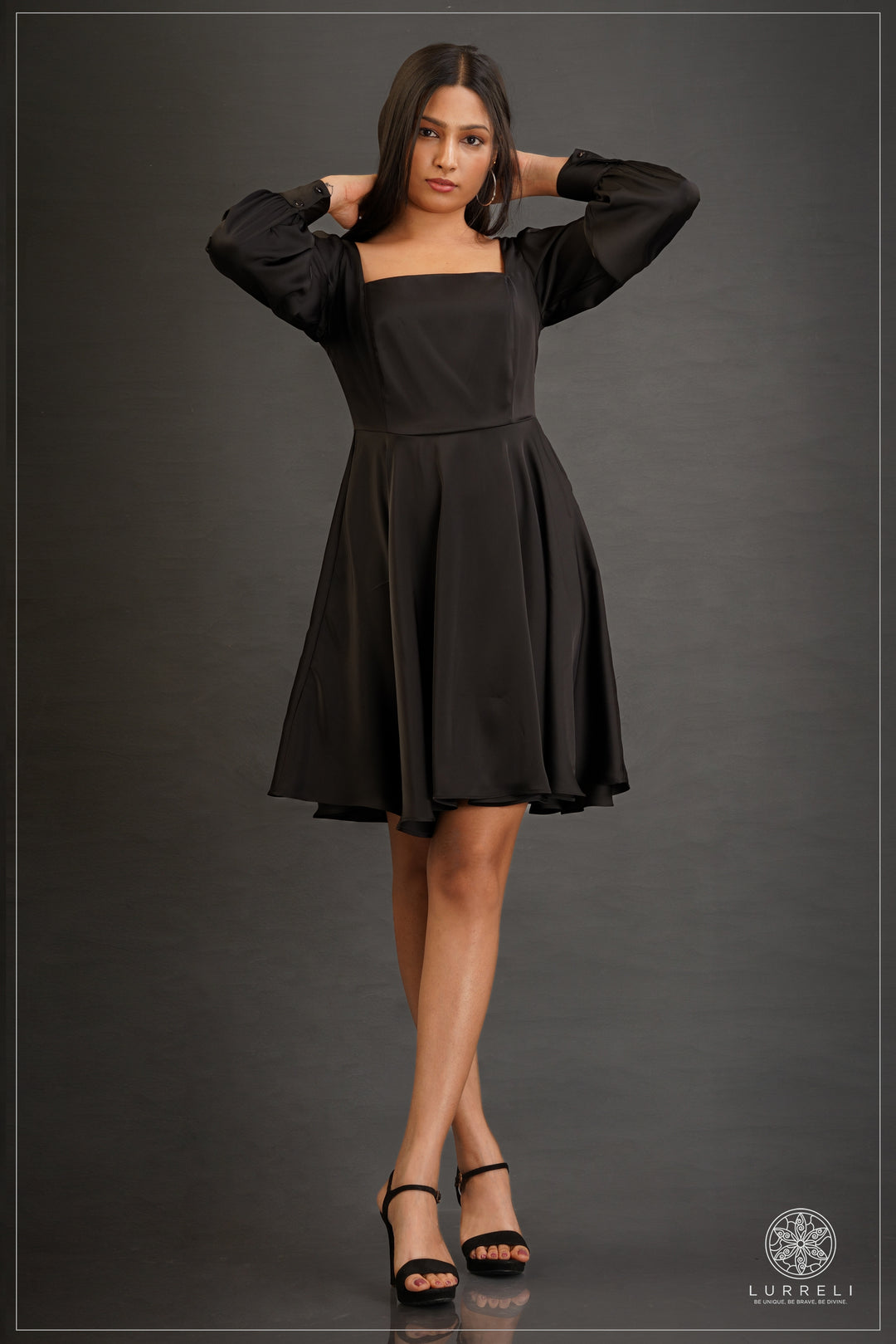 long-sleeve square-neck pleated mini dress – Black – Lurreli